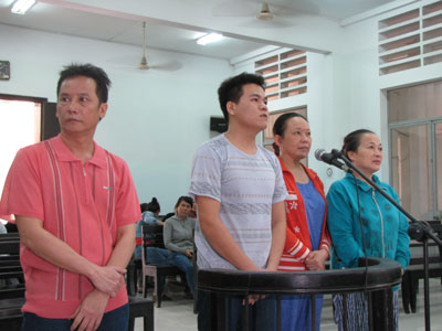 Từ trái qua, các bị cáo: Hoàng, Phát, Hiền, Sang