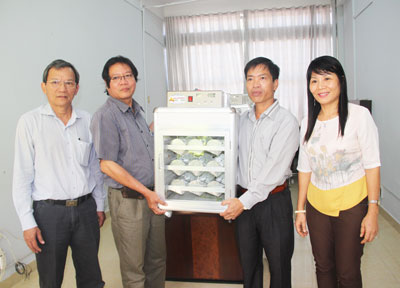 Tặng 5 máy ấp trứng gia cầm cho huyện Trường Sa