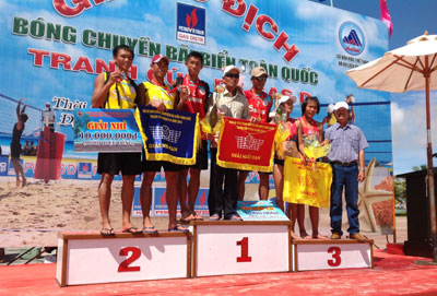Các vận động viên bóng chuyền bãi biển Sanna Khánh Hòa đạt thành tích cao tại vòng chung kết  giải bóng chuyền bãi biển toàn quốc năm nay.