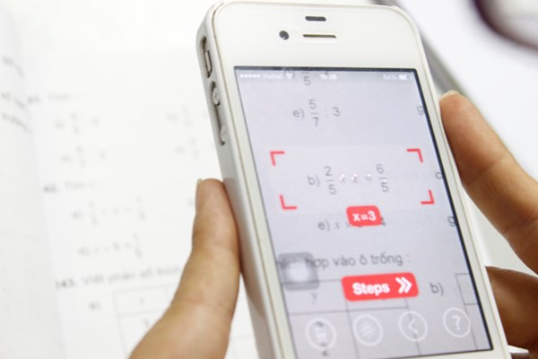 Giải toán qua phần mềm smartphone: Nguy cơ thui chột tư duy của trẻ