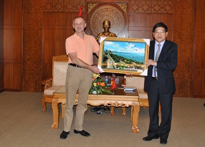 Ông Nguyễn Duy Bắc tặng quà cho đoàn Hiệp hội Thị trưởng các thành phố cấm.