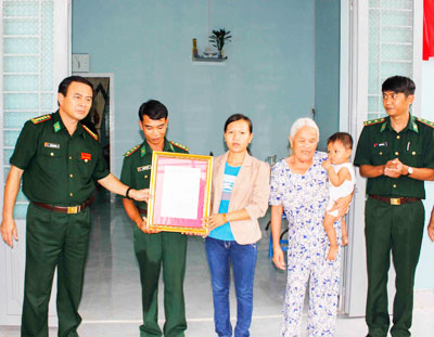 Bàn giao 6 nhà "Mái ấm chiến sĩ nơi biên giới"