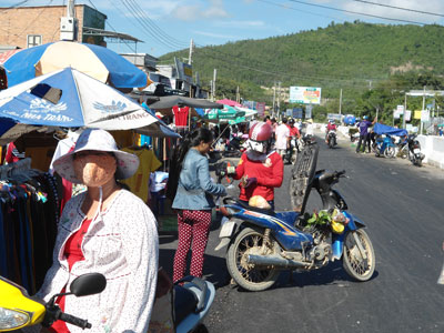 Chợ lấn đường