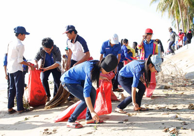 Thanh niên Vạn Ninh tham gia dọn vệ sinh khu vực bãi biển thị trấn Vạn Giã.