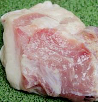 Thịt tươi ngon phải săn chắc, có độ đàn hồi, màu sáng, sờ có độ dính nhất định. Ảnh: Thi Trân.