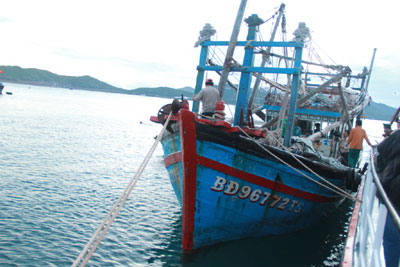 Tàu cá BĐ 96772TS đã được lai dắt vào bờ an toàn