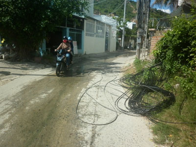 Hiện nay, trên đường Dương Vân Nga, TP. Nha Trang có nhiều dây cáp bỏ bừa bãi trên đường (xem ảnh), ảnh hưởng đến an toàn cho người tham gia giao thông. 