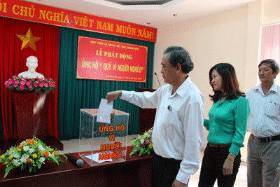 Ủng hộ gần 40 triệu đồng cho Quỹ "Vì người nghèo"