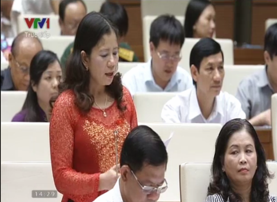 Chiều ngày 30/10, các ĐB tiếp tục thảo luận tại hội trường về tình hình kinh tế - xã hội năm 2014 và nhiệm vụ năm 2015. Ảnh: BL.