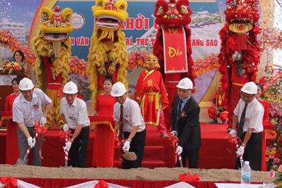 Lãnh đạo UBND tỉnh và Công ty cổ phần Nha Trang Sao làm lễ khởi công