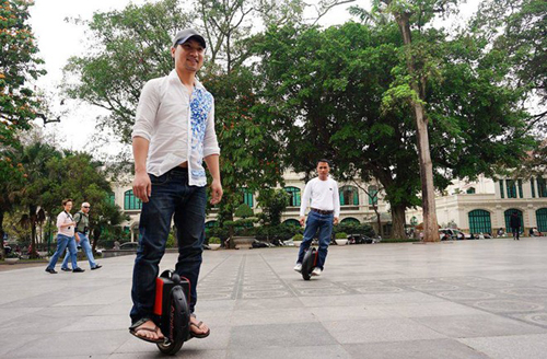 Xe đạp một bánh kiểu Tây giá nghìn đô du nhập Sài Gòn