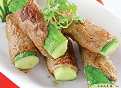 Bò áp chảo cuộn dưa leo