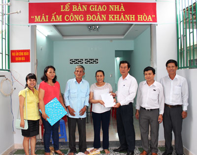 Bàn giao nhà cho công nhân và người nghèo