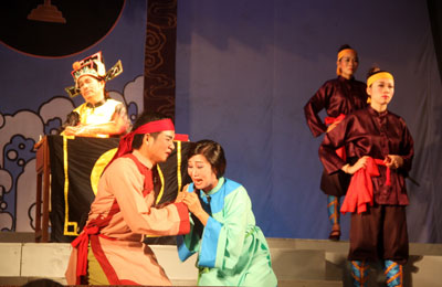 Vợ chồng Lý Hạt - Diệp Nương giữa công đường.