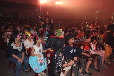 Hơn 500 em thiếu nhi trong trang phục Halloween hào hứng tham gia đêm hội.