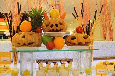 Một số khách sạn lớn tổ chức tiệc Halloween cho du khách. Bí ngô khắc hình mặt người là biểu tượng nổi 