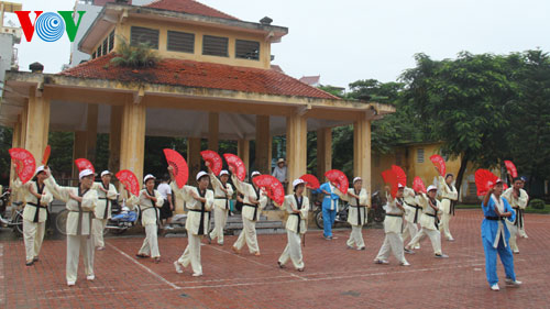 Người cao tuổi quận Hoàng Mai (Hà Nội) tập dưỡng sinh.