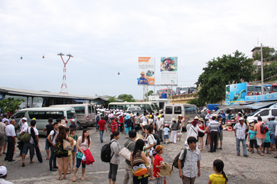 Khách du lịch tại bến tàu du lịch Cầu Đá, Nha Trang