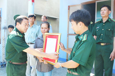 Bàn giao 3 căn nhà "Mái ấm chiến sĩ nơi biên giới"
