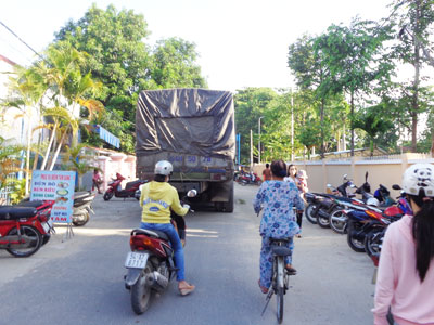 Đã cấm nhưng xe tải vẫn đi vào Thành cổ