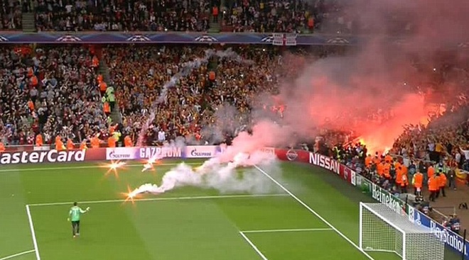 Sân Emirates thành "chảo lửa" từ pháo sáng của CĐV Galatasaray
