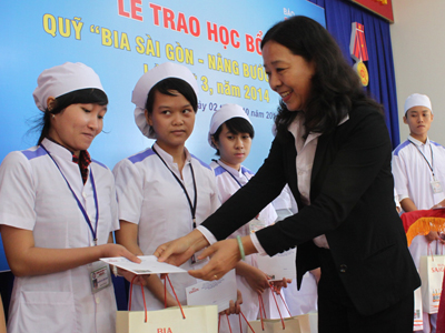 Trao học bổng "Bia Sài Gòn – Nâng bước vào đời" cho 20 sinh viên