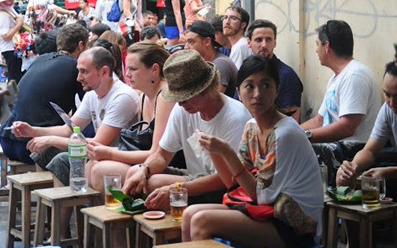 Bộ Công Thương quyết định bỏ quy định cấm bán bia vỉa hè ra khỏi dự thảo