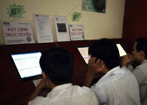 Hai sàn tiếp tục tăng điểm