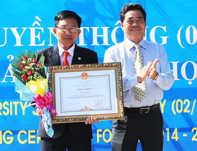 Đồng chí Lê Thanh Quang trao bằng khen của Thủ tướng Chính phủ cho ông Phan Thanh Liêm, Phó Hiệu trưởng Trường Đại học Nha Trang.