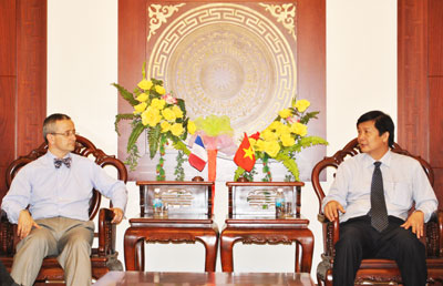 Đồng chí Trần Sơn Hải tiếp ngài Tổng Lãnh sự Pháp Emmanuel Ly Batallan.