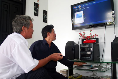 Nhân viên Viễn thông Khánh Hòa lắp đặt dịch vụ MyTV cho khách hàng.