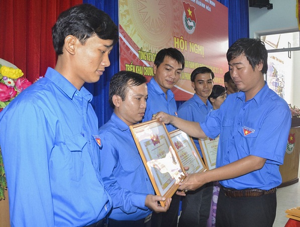 Phó Bí thư Tỉnh đoàn Nguyễn Văn Nhuận trao bằng khen cho các tập thể xuất sắc.