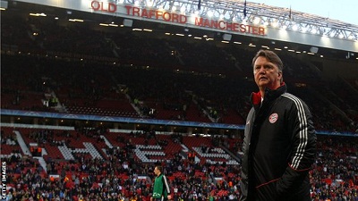 Huấn luyện viên Van Gaal vẫn đang “loay hoay” trong việc áp dụng sơ đồ hàng phòng thủ 3 người đối với Manchester United.