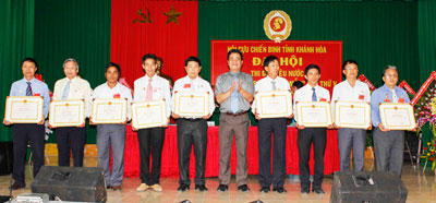 Đồng chí Lê Thanh Quang trao bằng khen cho các tập thể xuất sắc.