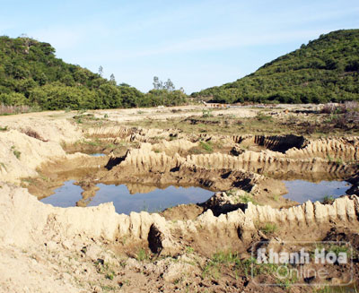 Đất dự án bị người dân khai thác tan hoang.