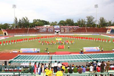 Xung quanh sân là những hàng cây xanh ngắt.