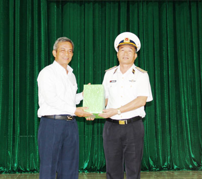Ông Đặng Ngọc Tùng trao quà cho lãnh đạo Vùng 4 Hải quân.