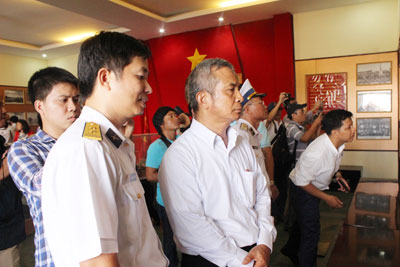 Ông Đặng Ngọc Tùng thăm nhà tưởng niệm các chiến sĩ Trường Sa.