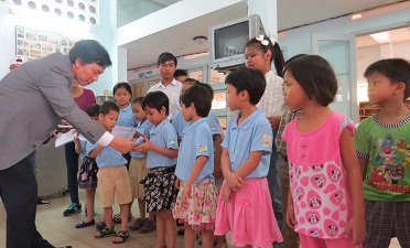 Đại diện Vina Star Motors trao học bổng cho các em Nhà tình thương Hướng Dương.