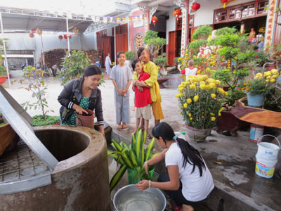 Hai nạn nhân bạo lực gia đình đang tá túc ở chùa P.Q.