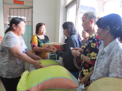 Người nghèo nhận gạo và mì tôm.