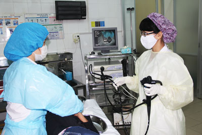 Thực hiện nội soi tại Bệnh viện Đa khoa tỉnh.