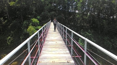 Cầu treo bị đình chỉ vẫn hoạt động