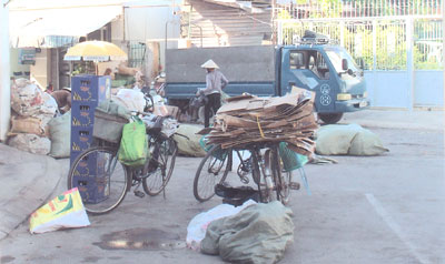 Lấn chiếm lòng, lề đường làm nơi buôn bán phế liệu