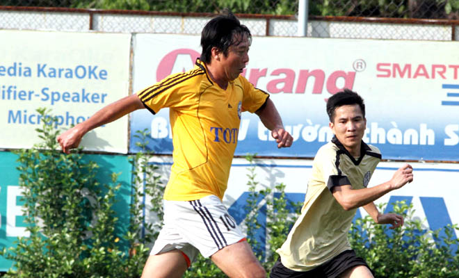 Huỳnh Đức (trái) và đồng đội cùng thời sẽ thi đấu vì mục đích từ thiện tại Cần Thơ để giúp đỡ các cựu cầu thủ và HLV Cần Thơ đang gặp khó khăn. Ảnh: DB