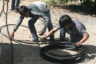 Hai đối tượng Đỗ Huy Chung và Thái Ngọc Lên bị bắt khi cắt cáp viễn thông ở thôn Lương Hòa, xã Vĩnh Lương, TP. Nha Trang.