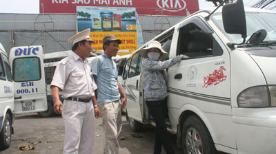 Lực  lượng an ninh Bến xe nhắc nhở các chủ xe đậu xe đúng nơi quy định.