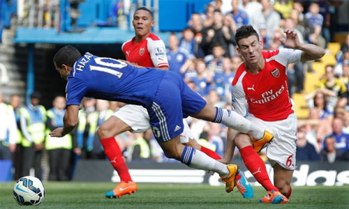 Trận thua Chelsea 2-0 mới đây, với bàn đầu từ quả phạt đền, là lần gần nhất Arsenal lãnh hậu quả vì những pha phạm lỗi của Koscielny (phải) hoặc Szczesny. Ảnh: AFP.