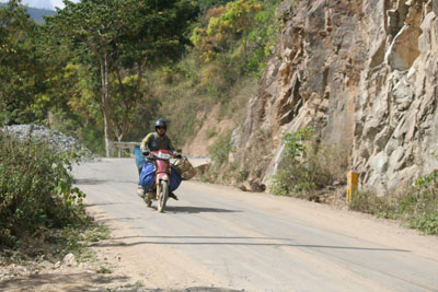 Tỉnh lộ 9 được đầu tư, nâng cấp nhưng vào mùa mưa lũ vẫn thường bị sạt lở,  gây cản trở giao thông.
