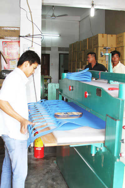 Sản xuất sản phẩm dép, kẹp xỏ ngón bằng xốp EVA.